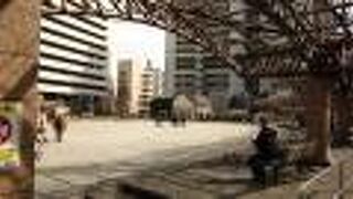 役所関係の建物やビルが多い地域の公園