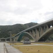 阿嘉島と慶留間島を結ぶ大きな橋