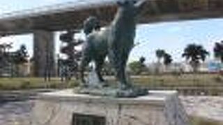 「マリリンに会いたい」の主人公の銅像です