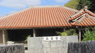 慶留間島の集落の中にある旧宅です