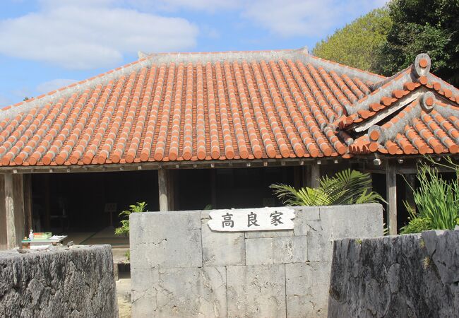 慶留間島の集落の中にある旧宅です