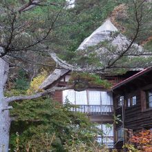 奥の建物は明治５年頃のもの