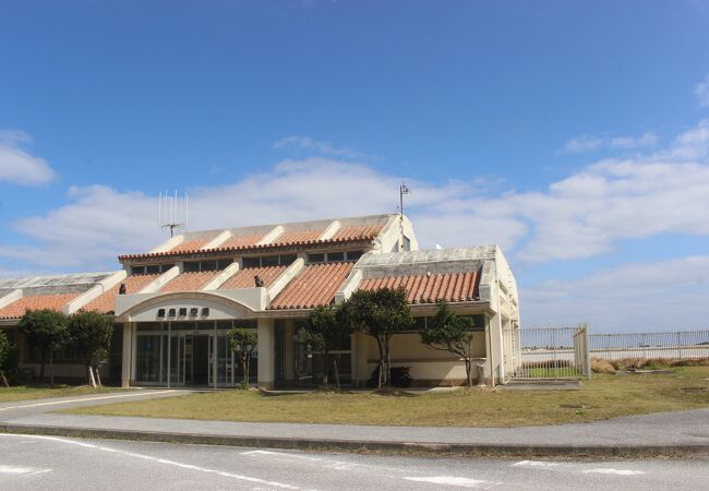 外地島にあります。空港内に外地展望台があります。