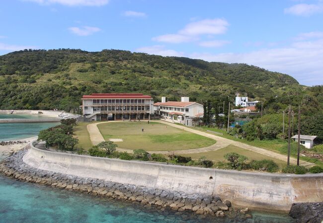 阿嘉島からレンタサイクルで行けます。慶良間空港と展望台があります