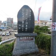 三角市場の前です