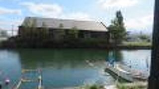 運河沿いの通りです