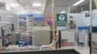 改札口を出てすぐです