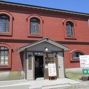 明治４１年に建造された旧釧路新聞社社屋の一部を、平成５（１９９３）年に忠実に復元したもので、釧路港関連施設「港湾休憩所」として活用されています。