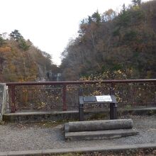 駐車場奥に残る初代不動沢橋の遺構