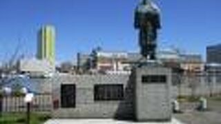 港文館のそばに、釧路港を背にして啄木像がありました。