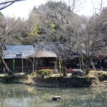春日乃茶屋と鯉沢の池