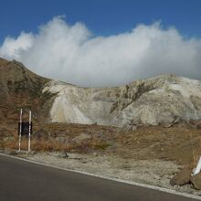 噴煙を上げる大穴火口の間近を走り抜ける