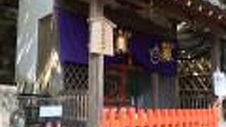 階段の上にある神社