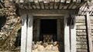 岩壁をくりぬいた祠