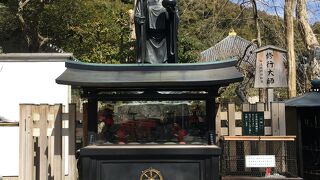 行脚姿の弘法大師像