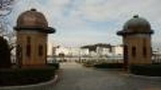 モダンなデザインのレトロな門が残っていました