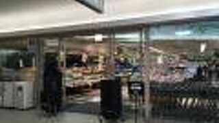 駅ビル内にあり22時まで営業