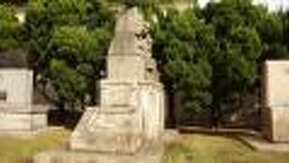 艦橋を模したユニークな石碑