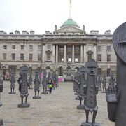 テムズ川沿いの綺麗な建築の中に、美術館、アート、冬はスケート場、美味しいレストランなど盛りだくさん！