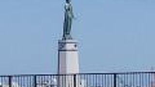 堺港に立っています