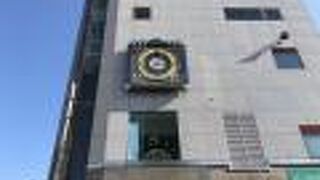 大きな公園に面しています