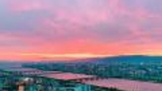 梅田スカイビルからの夕景を眺めるとき、時間帯によってピンク～オレンジに染まる淀川が美しい!!