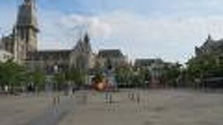 ノートルダム寺院もある観光の拠点