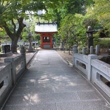 ささやかなお社。