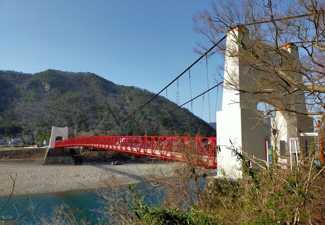 真っ赤な人道橋