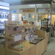 駅構内の観光案内所と売店、そして美幸線資料室が秀逸です