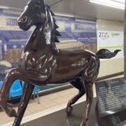 馬喰横山の駅の像