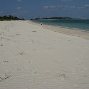 真っ白い砂浜が２ｋｍほども続くビーチ