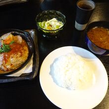 一番の売りの「奥多摩ハンバーグ」。オーブンで焼いてます。