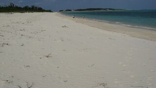 真っ白い砂浜が２ｋｍほども続くビーチ