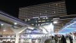 大きな駅だが乗り換えはしやすかった。