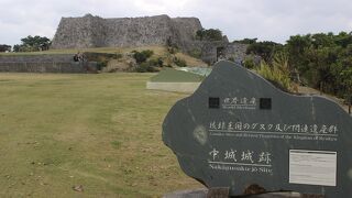 見事な城壁をもつ高台にある城跡