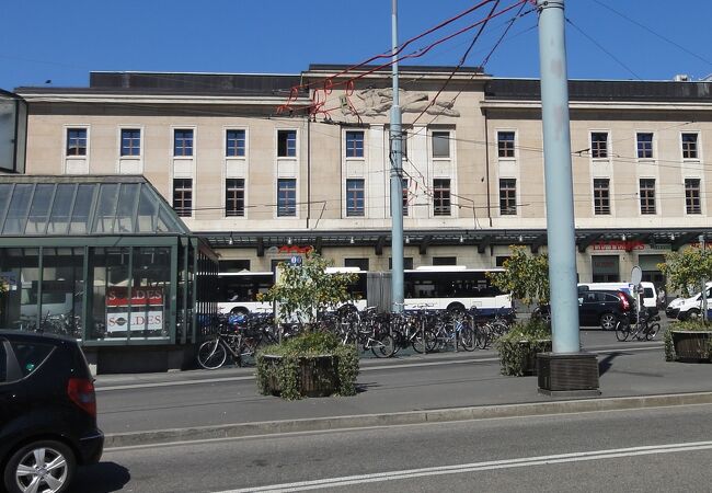 駅名に中央の冠が無いコルナヴァン駅