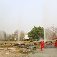 間欠泉というよりもただ吹き出している