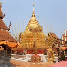 別の角度から撮影した仏塔