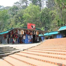 階段の付近にはショップが並ぶ。食事も出来る