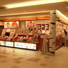 中央の通路沿いにあります