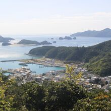 座間味の港と集落