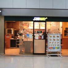 南ウイング地下１階の奥にあります