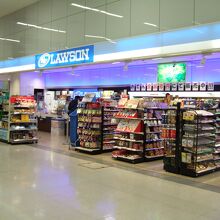 南ウイング側の改札を出て左側です