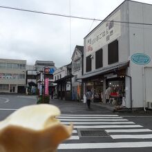 お店の外観とすでに半分食べてしまったミックスソフトクリーム