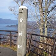 峠の展望台から十和田湖を一望