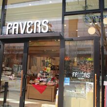 信州牛のミートパイやおやきを売ってます