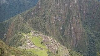 遺跡の背後にそびえる山