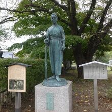 右手に銃の新島八重