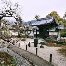 本堂前は枯山水の庭